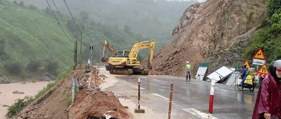 Chi cục Quản lý đường bộ II.5 (Cục Quản lý đường bộ II) cho biết, đang khẩn trương khắc phục điểm sạt sở trên Km54 Quốc lộ 9, đoạn qua địa bàn Đakrông, Quảng Trị.