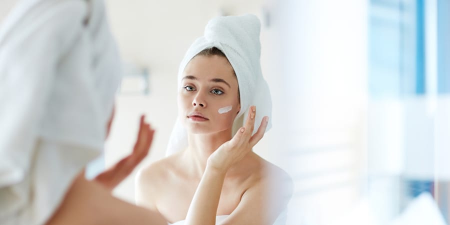 Làm sạch da: Bước đầu tiên để chăm sóc da mùa hè là làm sạch da để loại bỏ bụi bẩn và loại bỏ dầu thừa trên mặt. Sử dụng một loại nước rửa mặt dịu nhẹ, không chứa cồn phù hợp với làn da của bạn và làm sạch nó 2-3 lần một ngày.
