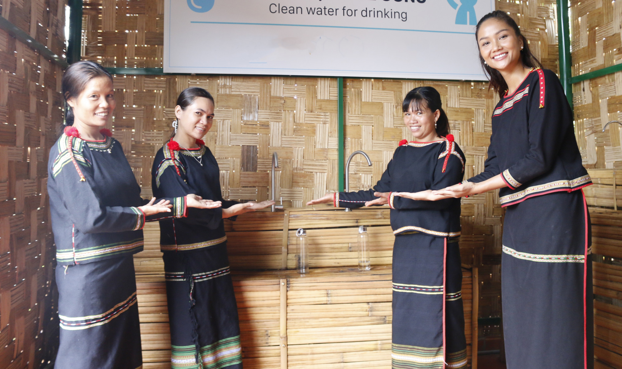 Hoa hậu H'Hen Niê và một số phụ nữ địa phương trong buổi bàn giao hệ thống nước sạch cho bà con ở quê hương