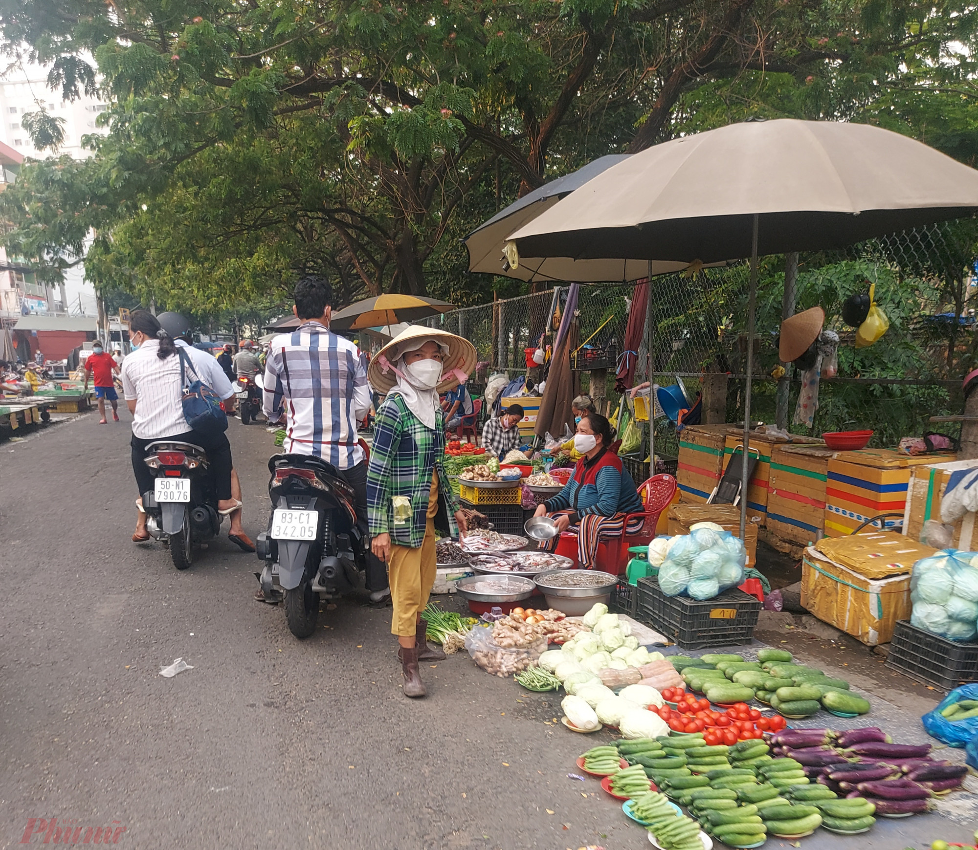 Không chỉ trong hầm chui, nhiều tuyến đường ở đối diện Công ty Pouyuen Việt Nam cũng thành chợ tự phát.