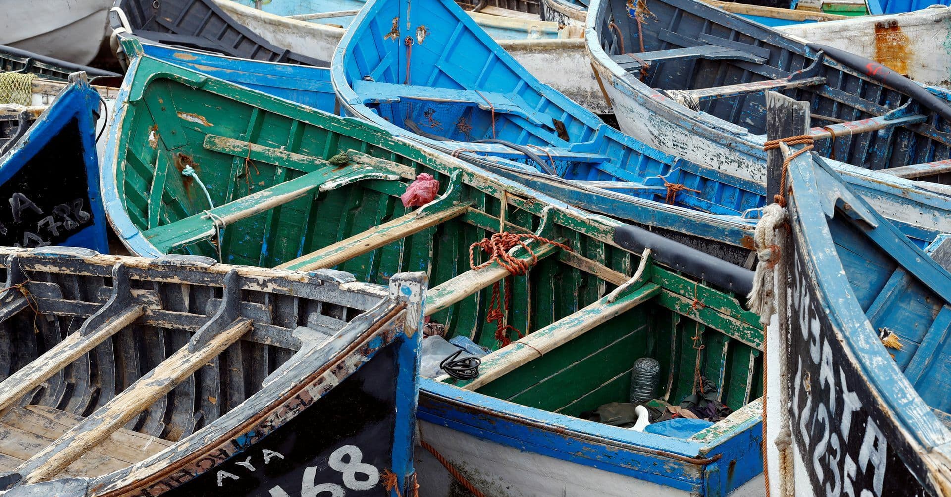 Những chiếc thuyền được những người di cư sử dụng để đến quần đảo Canary được nhìn thấy chất đống tại cảng Arinaga ở Aguimes. 