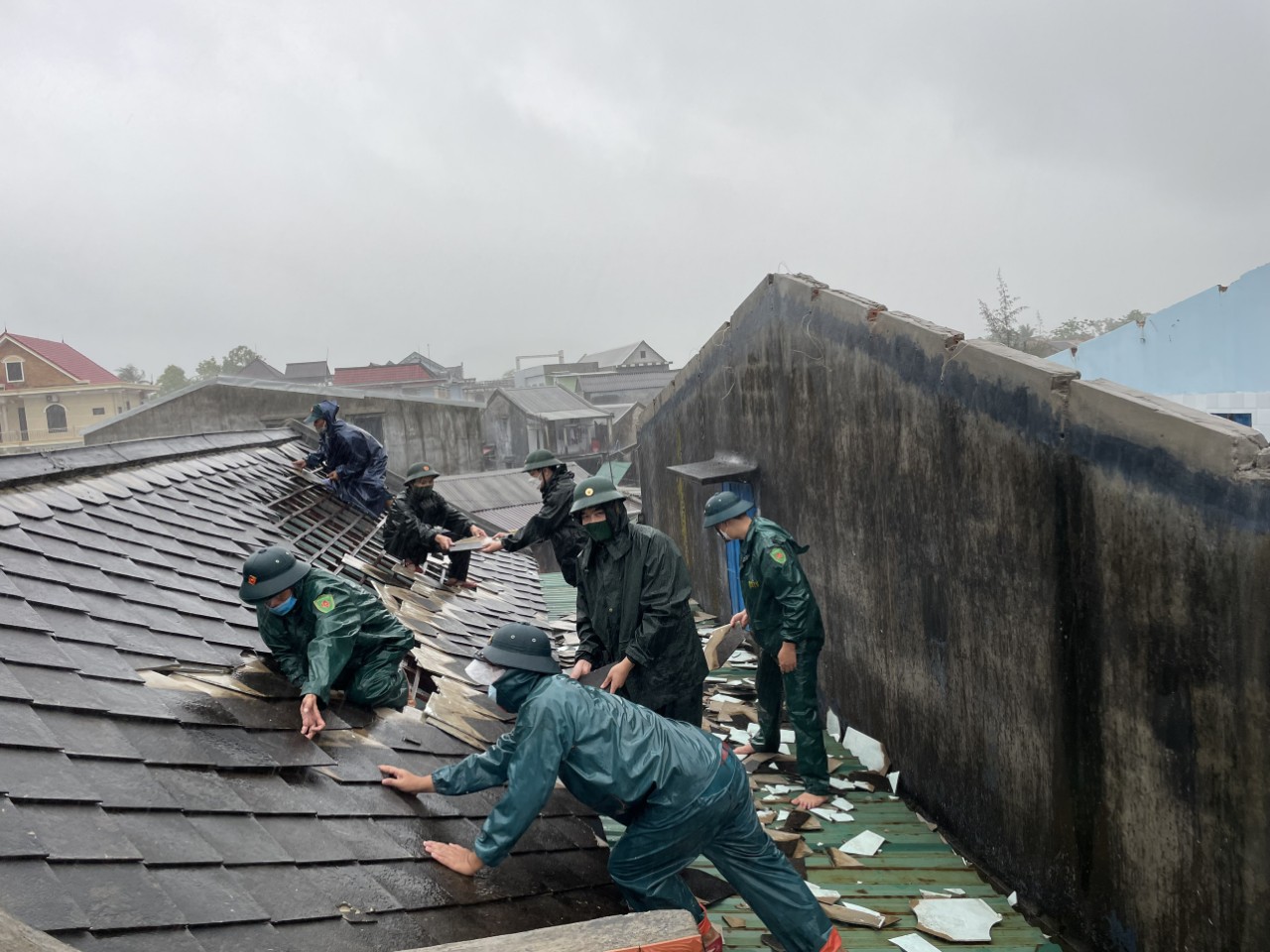 Lốc xoáy kèm mưa lớn làm tốc mái 30  căn nhà ở xã Vinh Hiền huyện Phú Lộc