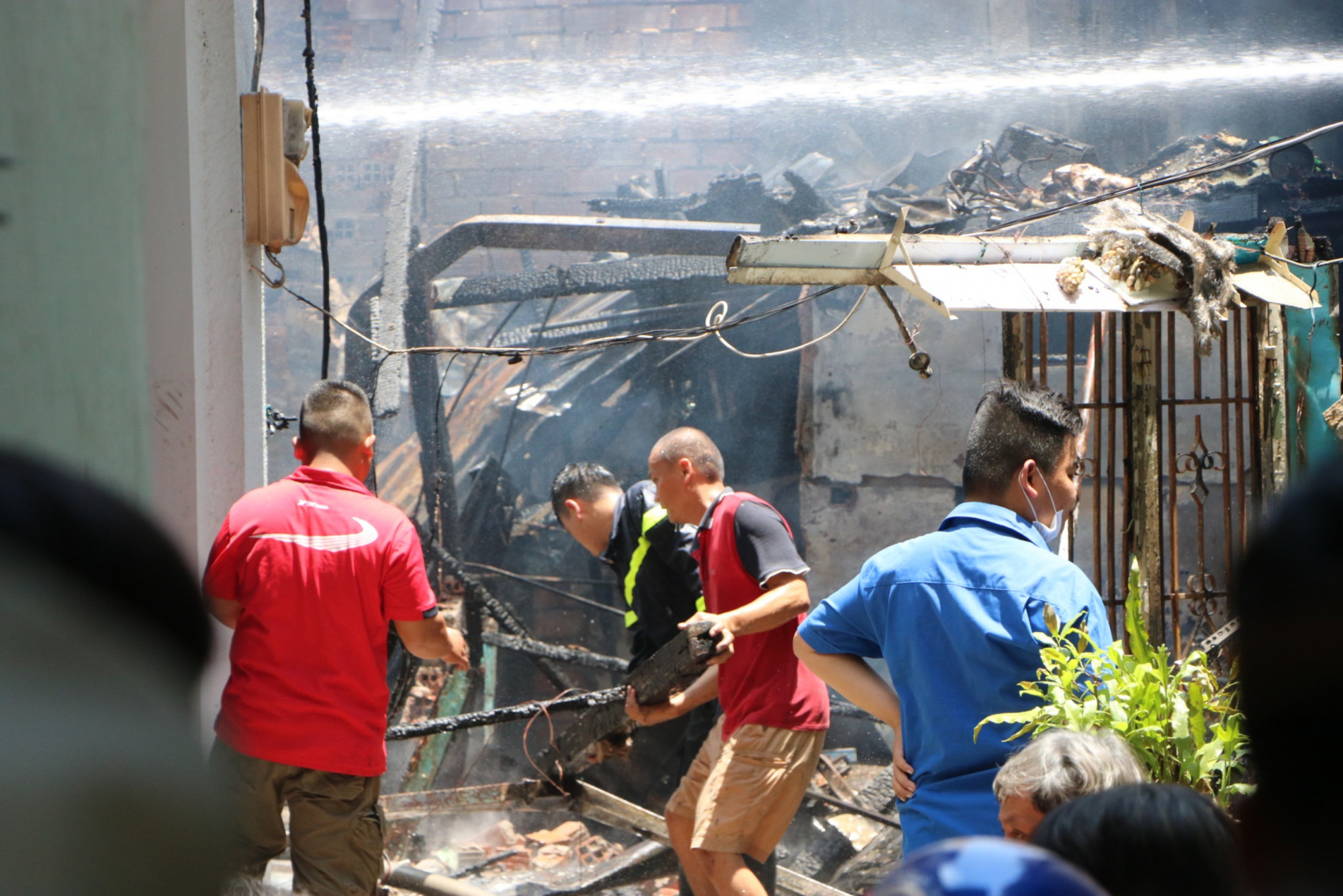 Căn nhà chị T. sinh sống bị đổ sập sau vụ cháy.