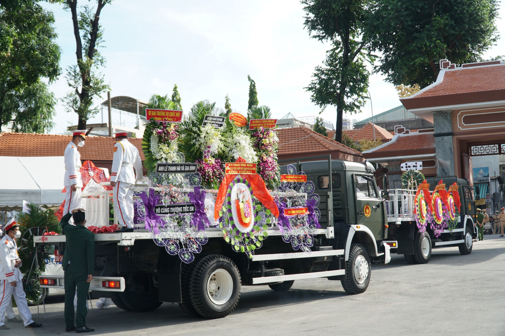 Xe tang đưa linh cữu Phó chủ tịch thường trực UBND TPHCM Lê Hòa Bình rời Nhà tang lễ