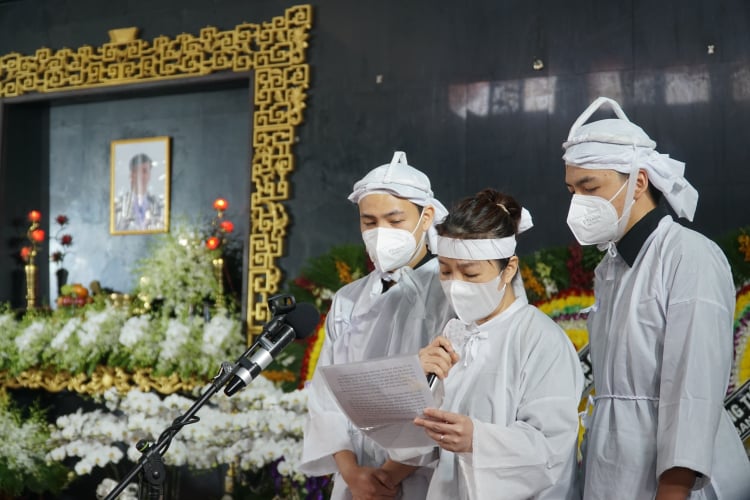 Bà Nguyễn Thanh Hương - vợ Phó chủ tịch thường trực UBND TPHCM Lê Hòa Bình thay mặt gia đình đọc cảm tạ