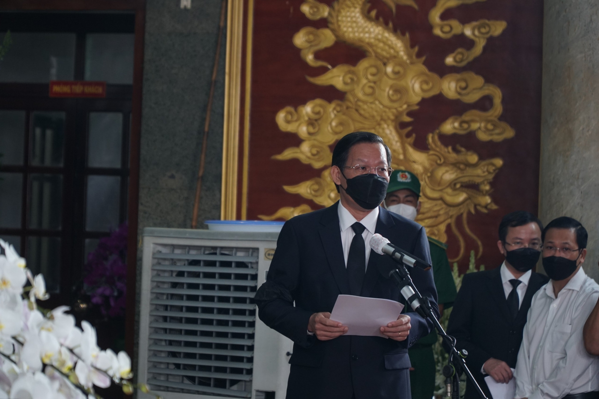 Chủ tịch UBND TPHCM Phan Văn Mãi - Trường ban tổ chức Lễ tang Phó Chủ tịch thường trực UBND TPHCM Lê Hòa Bình xúc động đọc điếu văn