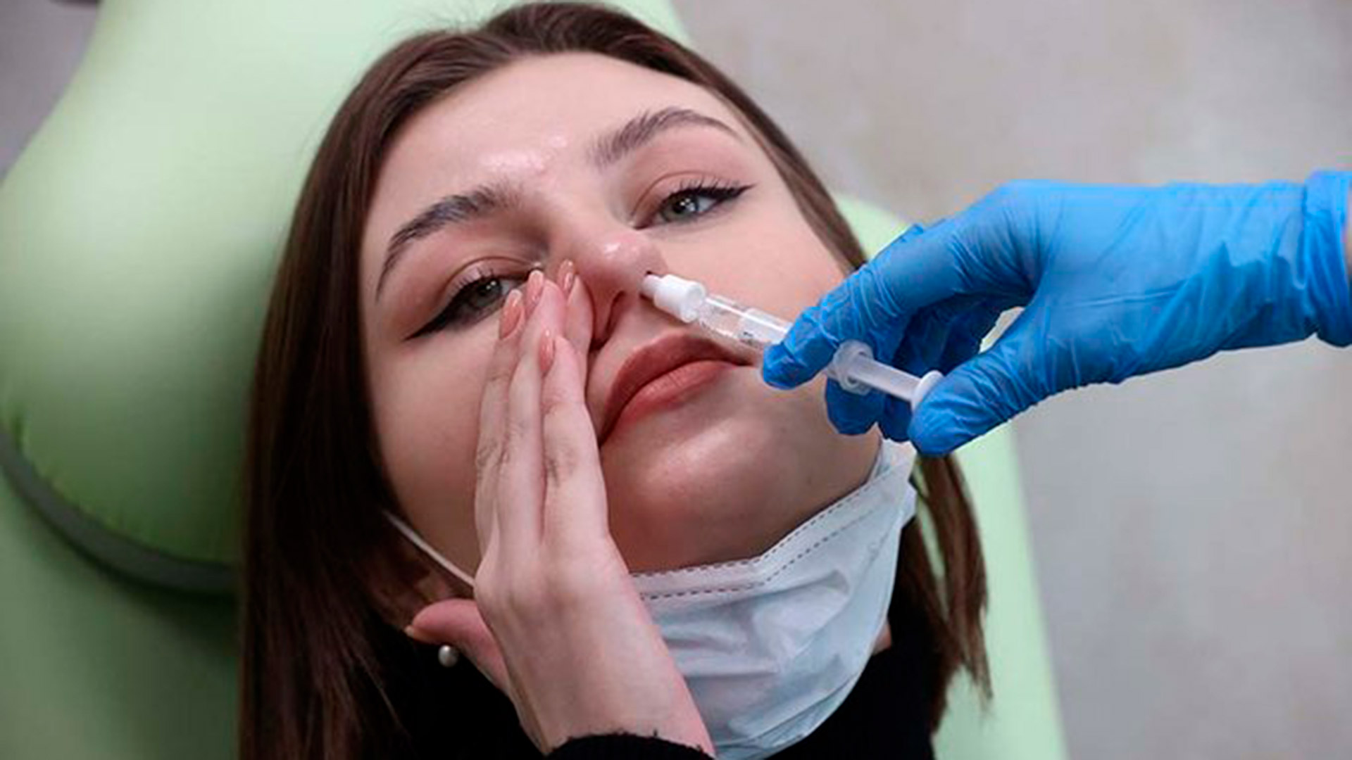Nga đăng ký vắc xin COVID-19 dạng xịt mũi đầu tiên trên thế giới