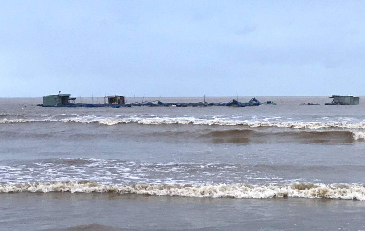 Hiện tại, sóng vẫn đang rất lớn. Lực lượng BĐBP tỉnh đã huy động các tàu thuyền của ngư dân để kéo hững lồng bè đang ở ngoài biển, có nguy cơ bị cuốn trôi vào bờ