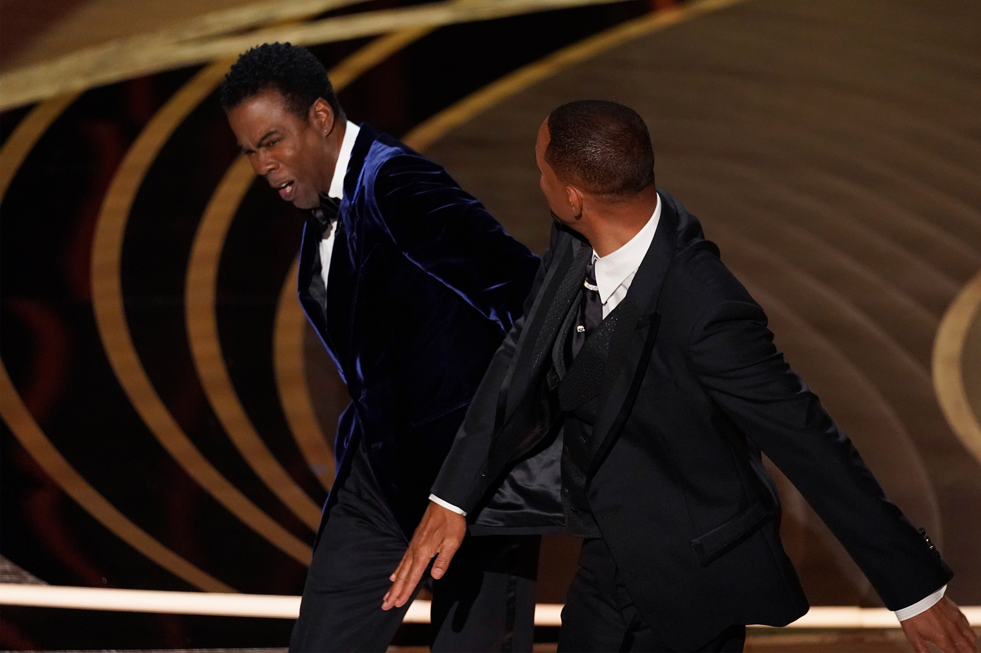 Will Smith thẳng tay đánh đồng nghiệp tại đêm trao giải Oscar.
