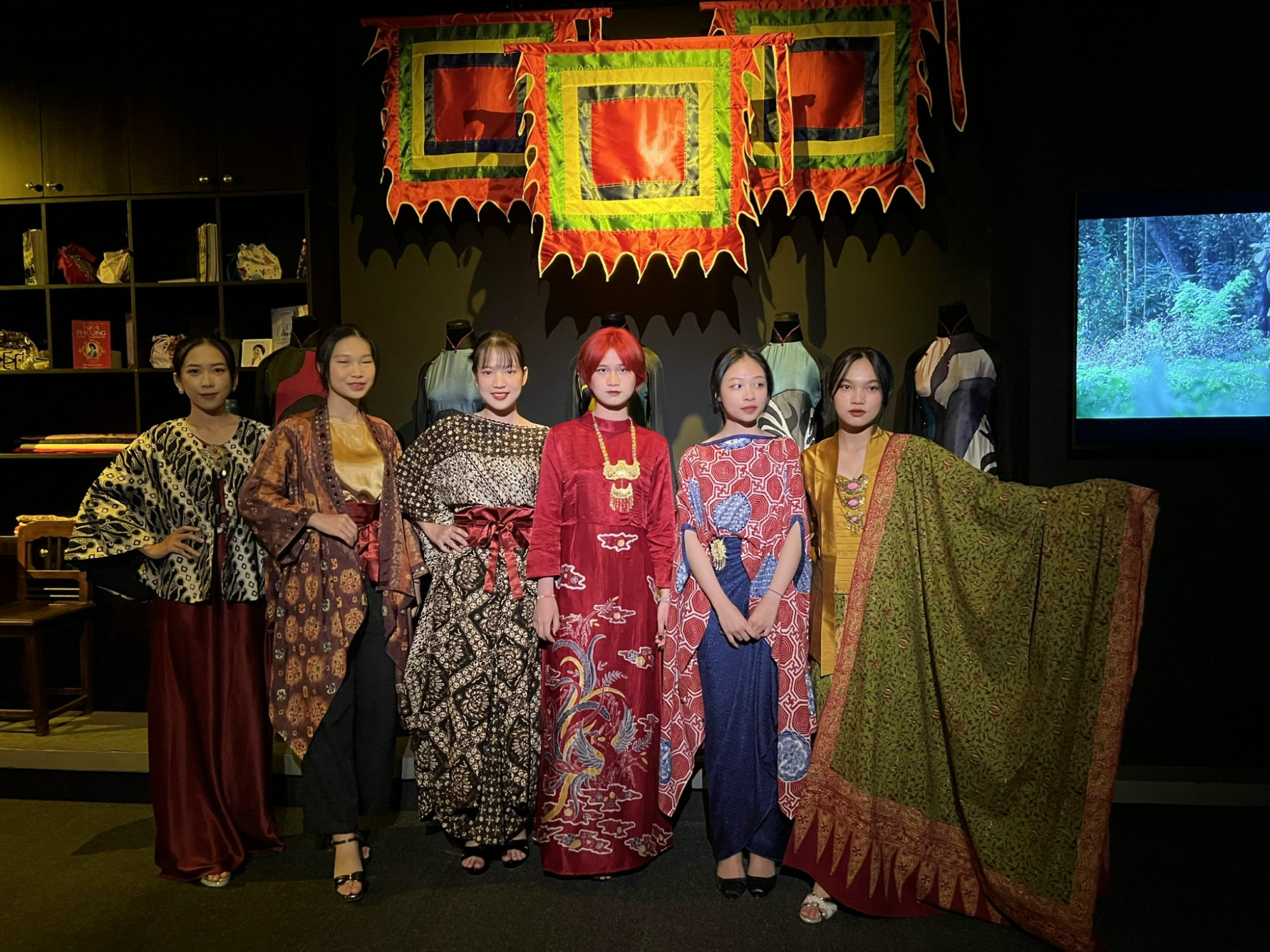 Trong sự kiện, phía Indonesia giới thiệu 2 chiếc áo dài làm bằng vải Batik. Trong đó, chiếc màu đỏ được dùng để người mẫu trình diễn. Các nghệ nhân mất 4 tuần để thực hiện mẫu áo dài này. Ngoài ra, phía Indonesia giới thiệu nhiều trang phục hiện đại làm bằng vải Batik.