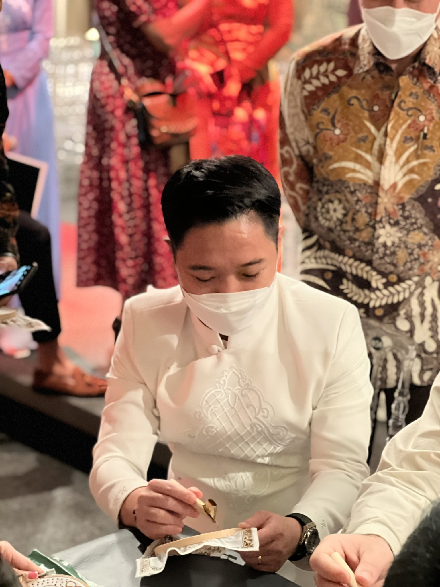 Ông Lê Trương Hiền Hoà - Phó Giám đốc Sở Du lịch TPHCM trải nghiệm làm vải Batik.
