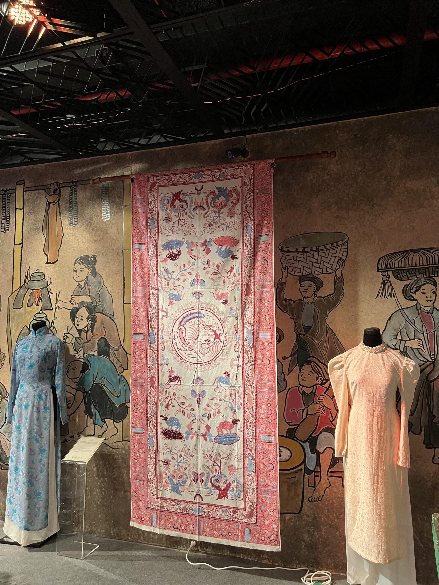 Batik là loại vải truyền thống của Indonesia, được thực hiện bằng kỹ thuật nhuộm sáp, in hoa văn bằng phương pháp thủ công hoàn toàn. Mỗi tấm vải mất vài tháng đến vài năm để hoàn thành. Theo lịch sử ghi chép lại, Batik xuất hiện vào khoảng thế kỷ 13 tại Indonesia. Kỹ thuật sản xuất Batik đã được UNESCO công nhận là di sản văn hoá phi vật thể vào năm 2009.