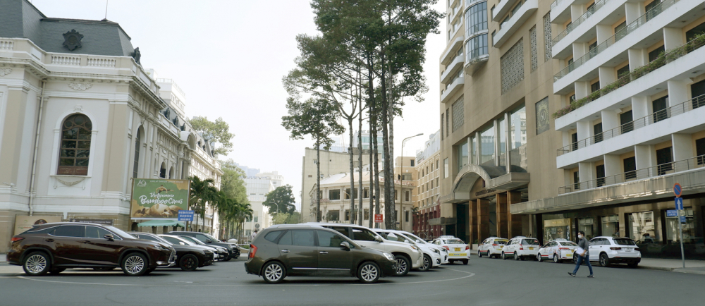Việc thiếu bãi đậu xe nghiêm trọng khiến ô tô phải đậu đầy trên các tuyến đường ở trung tâm TP.HCM (trong ảnh: Ô tô đậu đầy đường Công trường Lam Sơn đoạn gần Nhà hát thành phố (Q.1) - ẢNH: P.T.