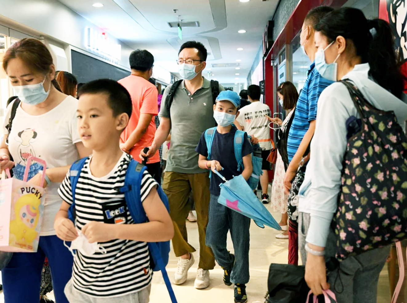 Ở châu Á, rất dễ thấy hình ảnh những phụ huynh vội vã đưa con đến các lớp học thêm ngoài giờ chính khóa - ẢNH: AFP