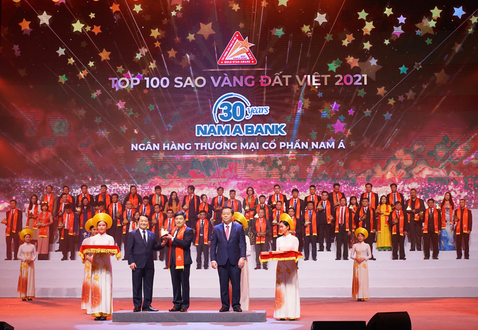 Đại diện Nam A Bank, ông Lê Anh Tú - Phó Tổng giám đốc - nhận giải thưởng Sao Vàng đất Việt 2021