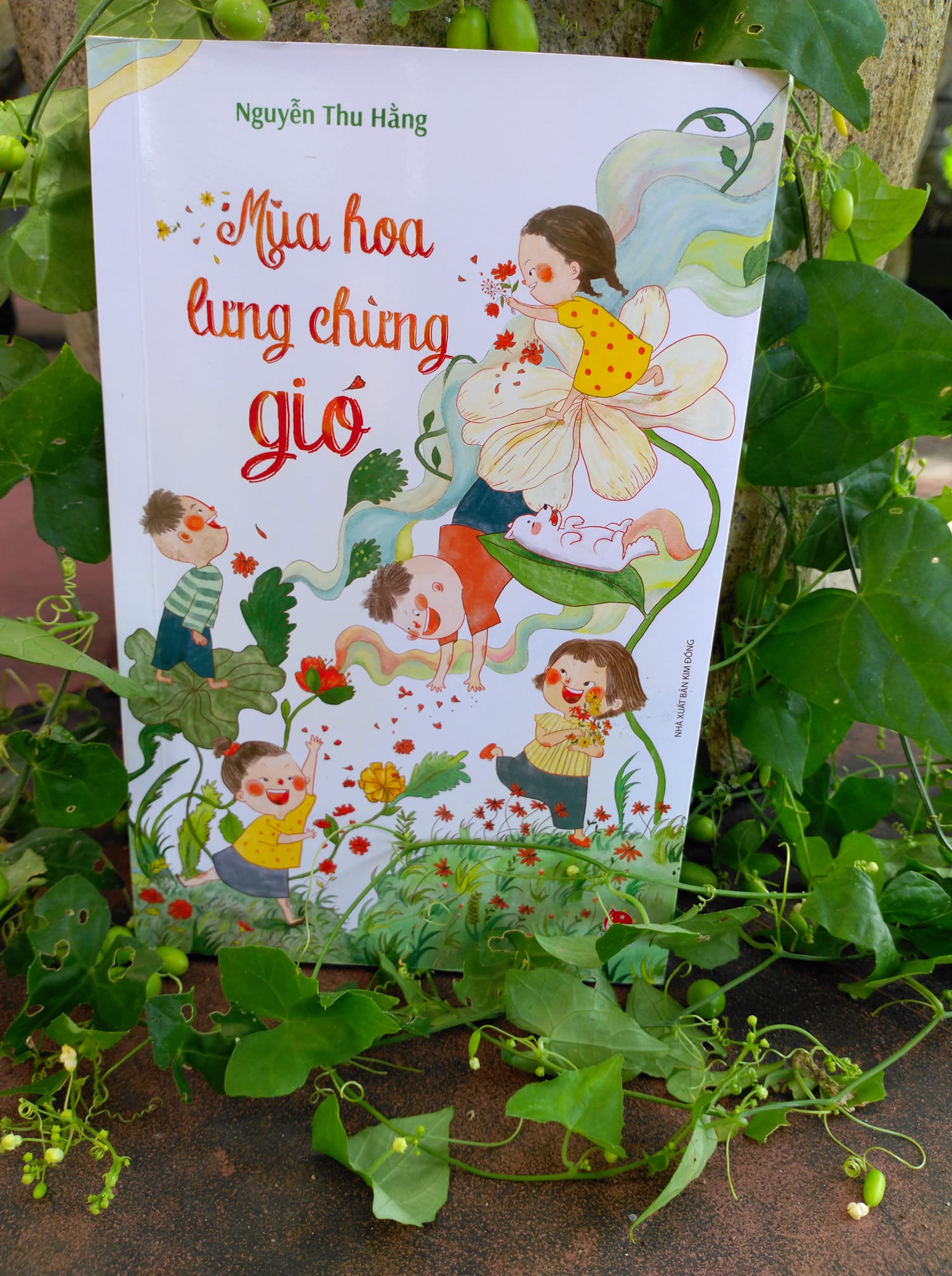Mùa hoa lưng chừng gió là tác phẩm viết cho thiếu nhi của nhà văn Nguyễn Thu Hằng