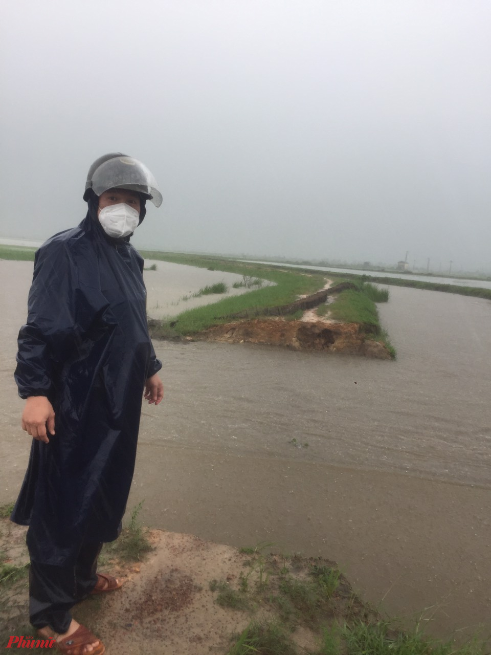 Nước lũ dâng cao nhiều tuyến đê nội đồng ở Thừa Thiên - Huế bị sạt lở nghiêm trọng