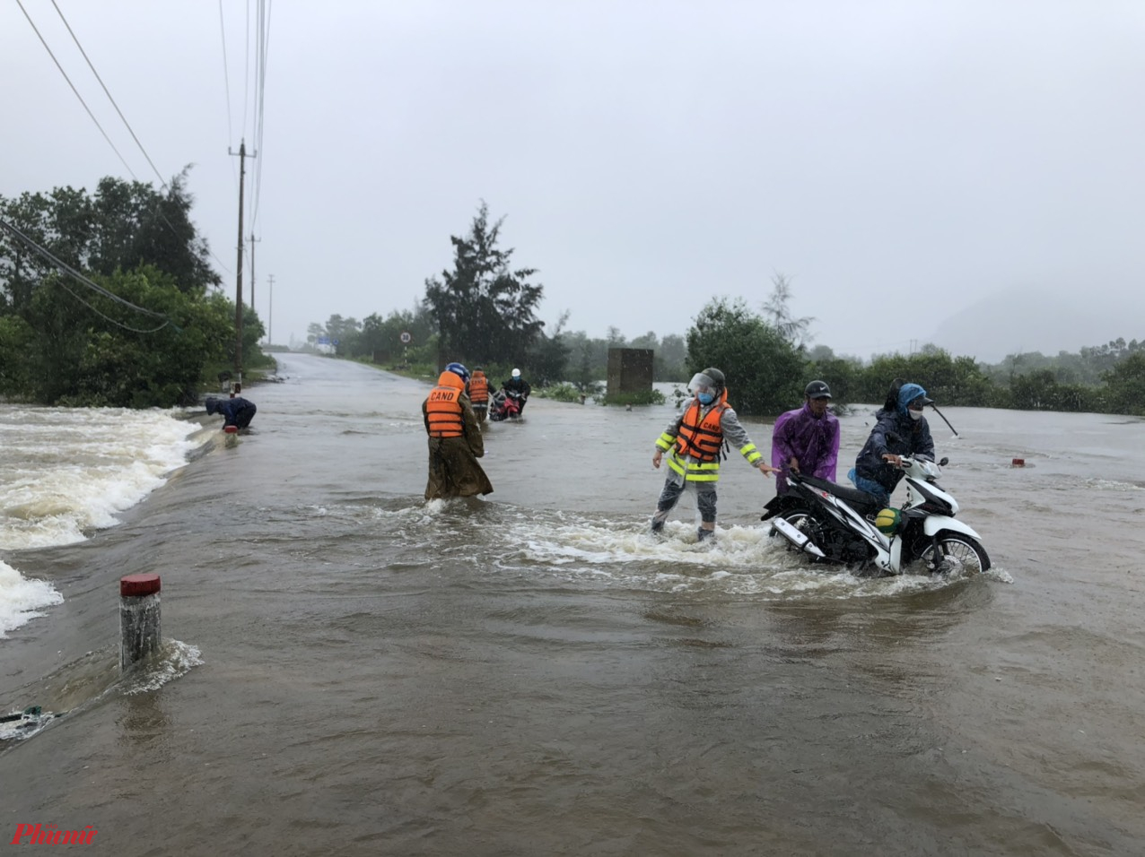 Lực lượng CSGT Thừa Thiên- Huế hướng dẫn người dân qua khu vực nước lũ ngập sâu