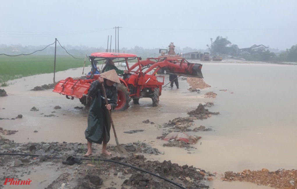 Mưa lớn tại Huế khiến nhiều tuyến đường sạt lở nghiêm trọng