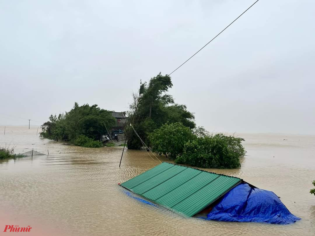 Đợt ngập lụt bất thường khiến cuộc sống người dân Quảng Trị bị đảo lộn. (ảnh Quang Hoàng)