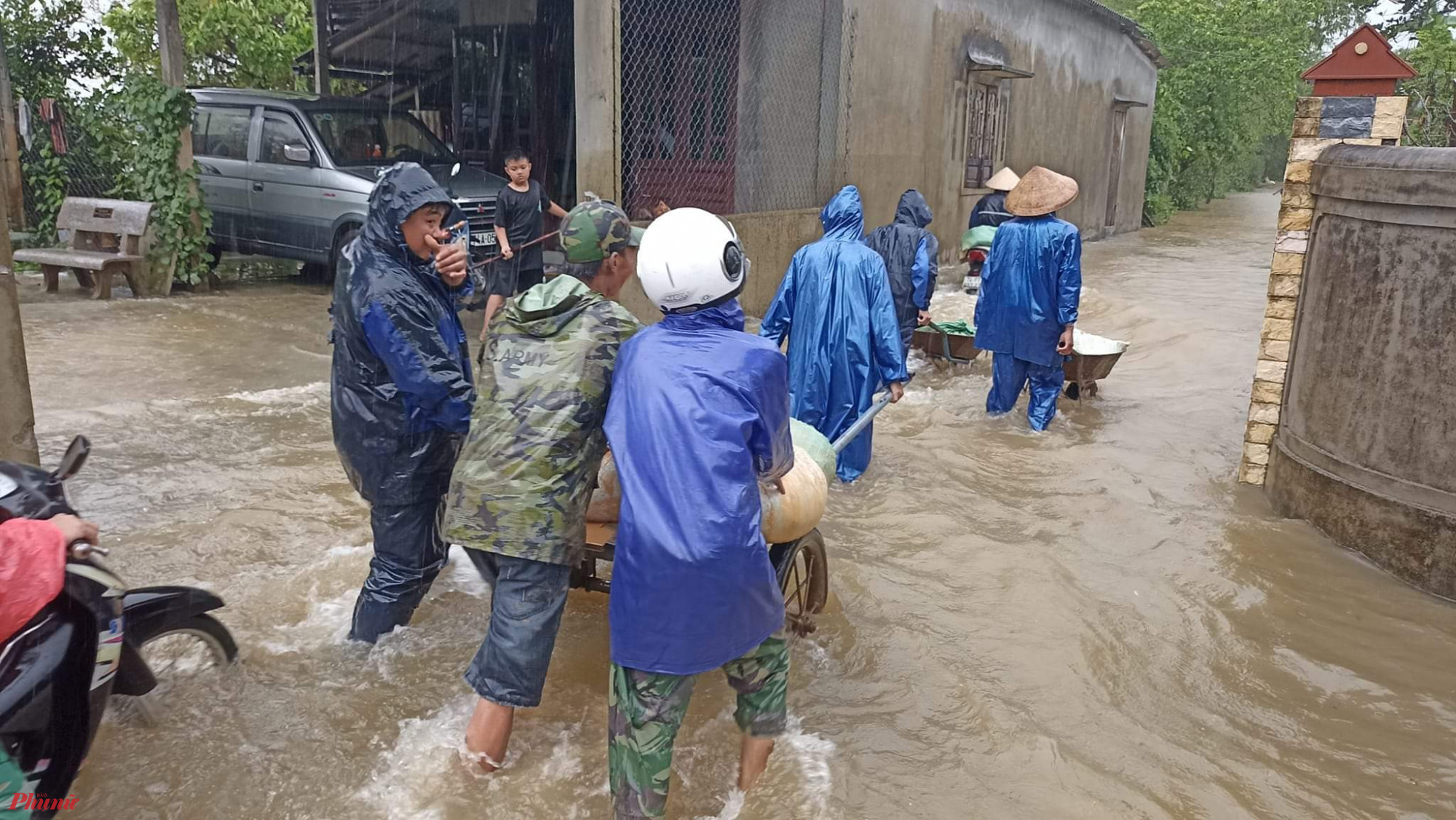 Người dân Hải Lăng nỗ lực cứu nước