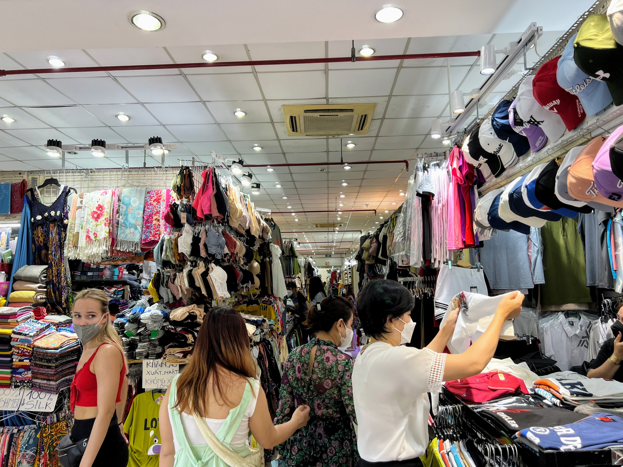Khu vực ngoài cửa Saigon Square nhiều khách lựa hàng, chủ yếu là khách ngoại quốc.