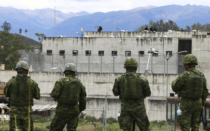 Các binh sĩ đứng gác bên ngoài nhà tù Turi sau cuộc bạo động trong nhà tù chết người ở Cuenca, Ecuador.