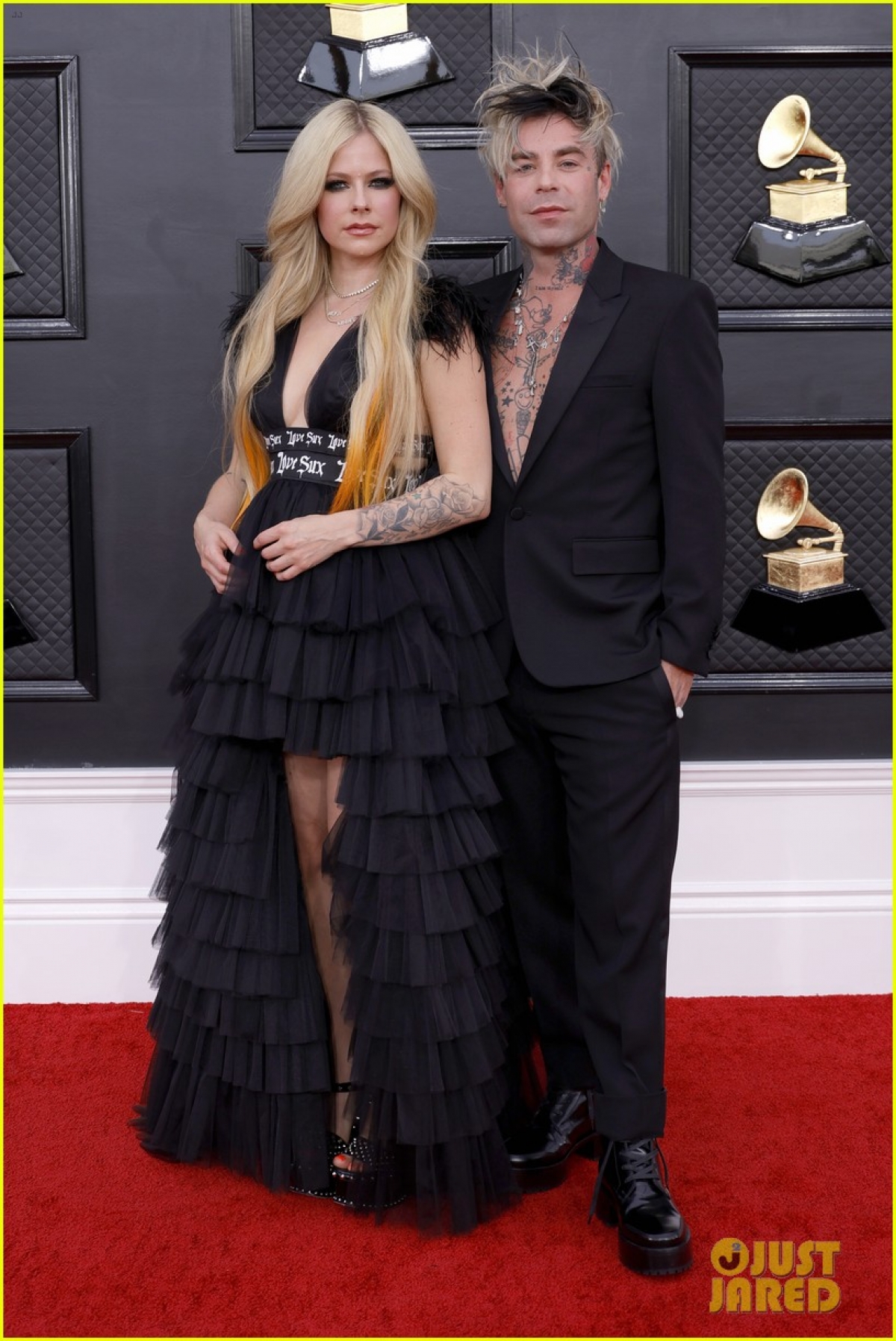 Lựa chọn tông đen đồng điệu, “người đẹp không tuổi” Avril Lavigne và bạn trai Mod Sun đẹp đôi trên thảm đỏ Grammy 2022. Kể từ khi công khai mối quan hệ vào đầu năm 2021, cả hai thoải mái diện đồ đôi và thường xuyên trao nhau những cử chỉ thân mật.