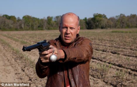 Bruce Willis trở lại sở trường những vai diễn hành động trong Looper