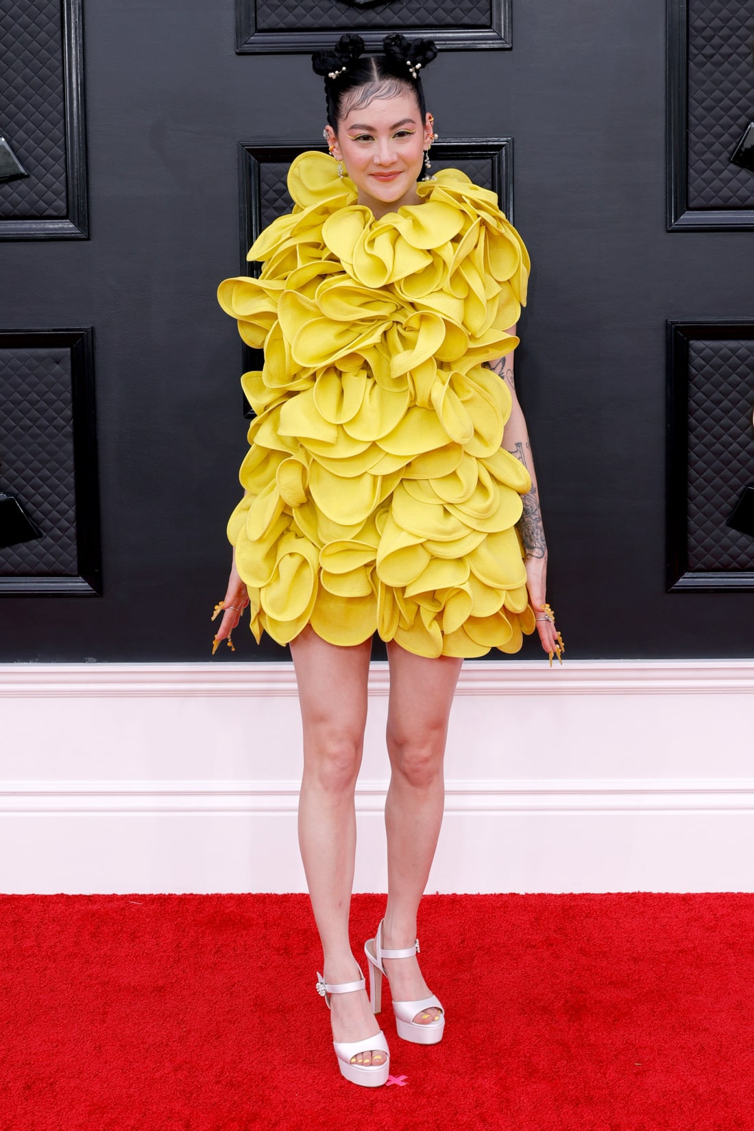 Michelle Zauner, người được đề cử cho giải nghệ sĩ mới xuất sắc nhất, trong bộ váy vàng có kết cấu khá độc đáo. Cô tinh tế sử dụng thêm móng tay giả, khuyên tai và trang điểm tông vàng mang đến sự đồng điệu cho vẻ ngoài.