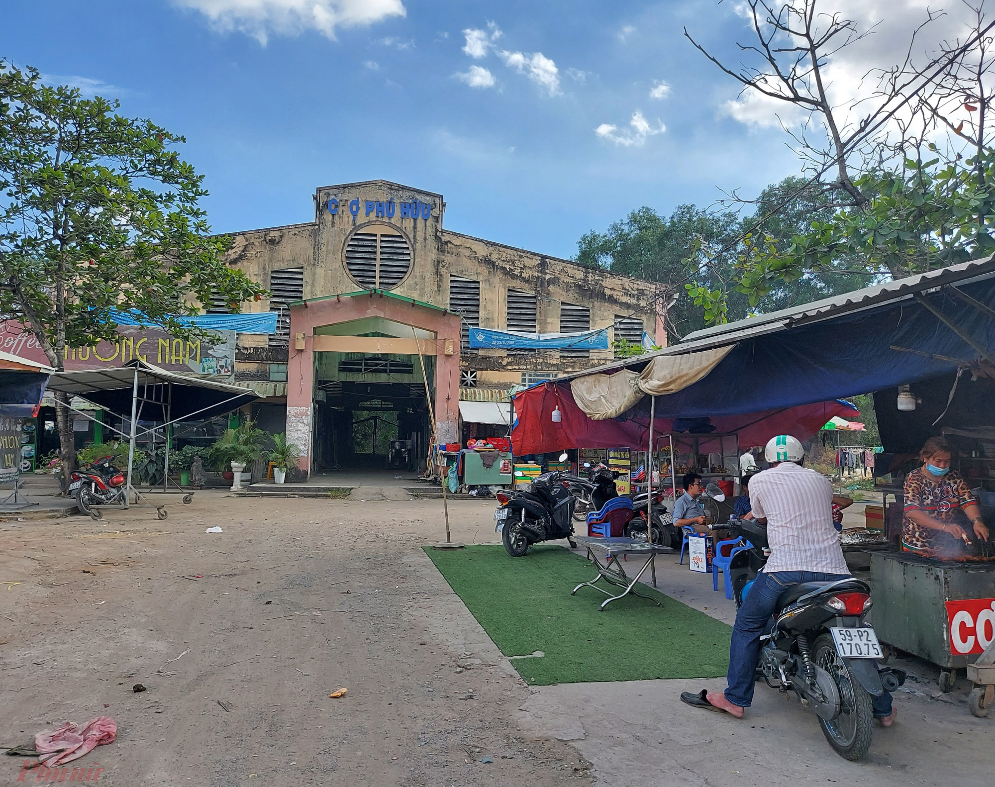Người dân tận dụng mặt bằng trước chợ Phú Hữu bán đồ ăn, thức uống.