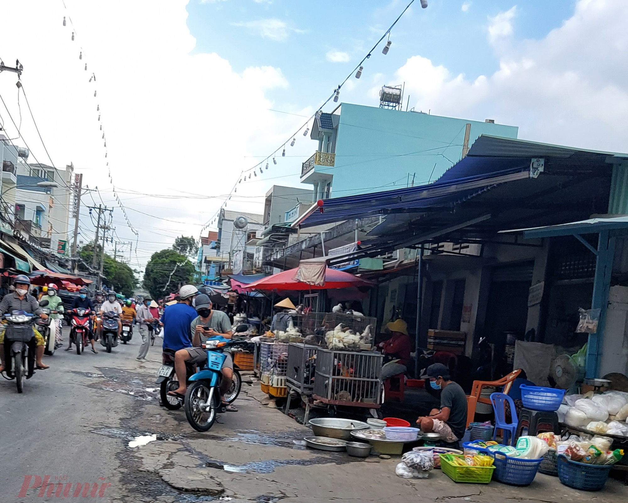 Người dân chen chúc bán hàng ở khu chợ tự phát trên đường 154, cách chợ Tân Phú một con hẻm.