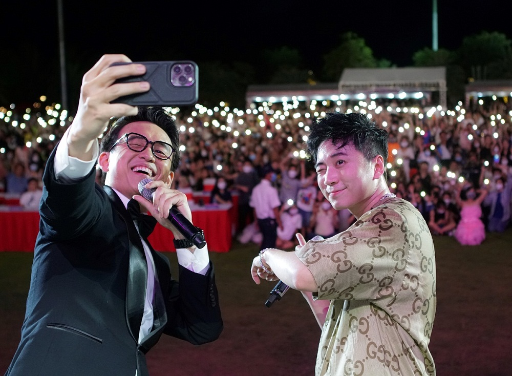 Ca sĩ Karik và MC Quang Bảo chụp ảnh cùng khán giả - Ảnh: Vingroup