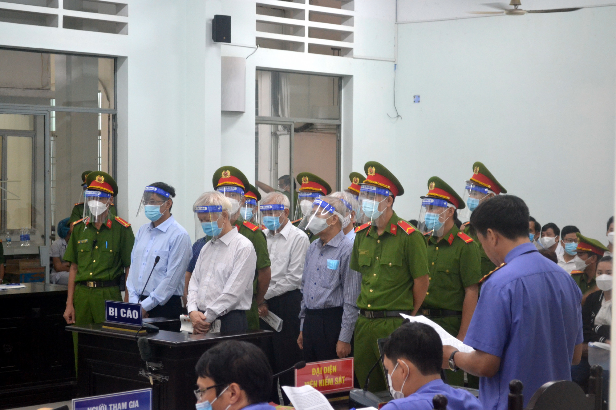 Các bị cáo nghe đại diện Viện Kiểm sát nhân dân tỉnh Khánh Hòa công bố cáo trạng tại phiên tòa