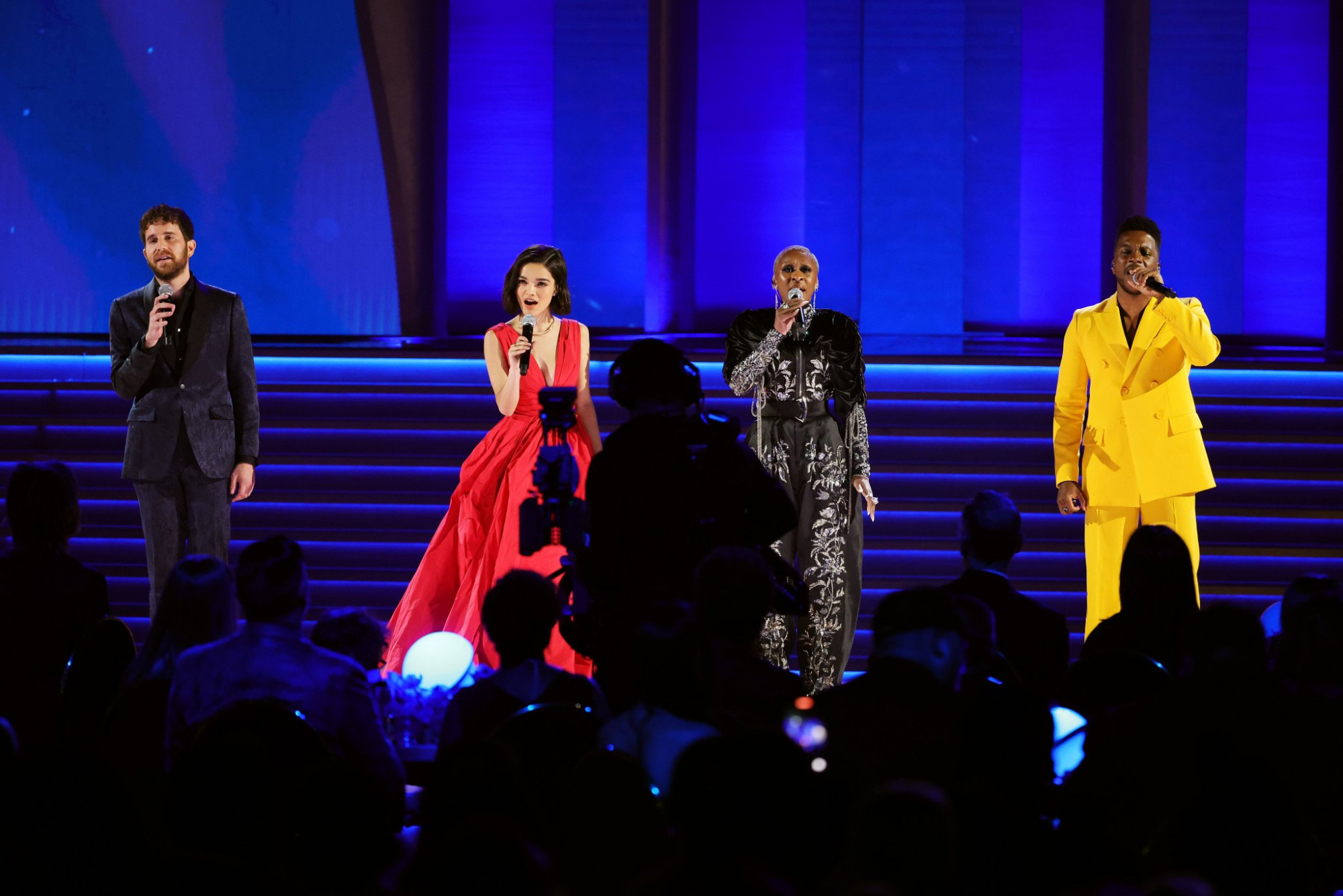 Sân khấu Grammy lắng đọng khi tưởng nhớ những nghệ sĩ đã mất trong năm qua.