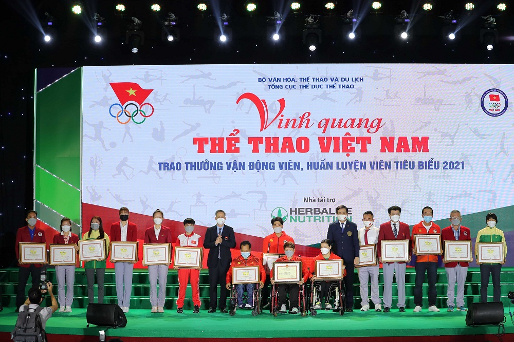 Các VĐV và HLV có thành tích xuất sắc trong năm 2021 được tôn vinh trong chương trình “Vinh quang thể thao Việt Nam” - Ảnh: Herbalife Việt Nam
