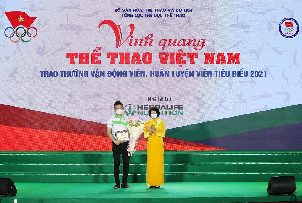 Herbalife Việt Nam nhận kỷ niệm chương từ Ban tổ chức chương trình “Vinh quang thể thao Việt Nam” - Ảnh: Herbalife Việt Nam