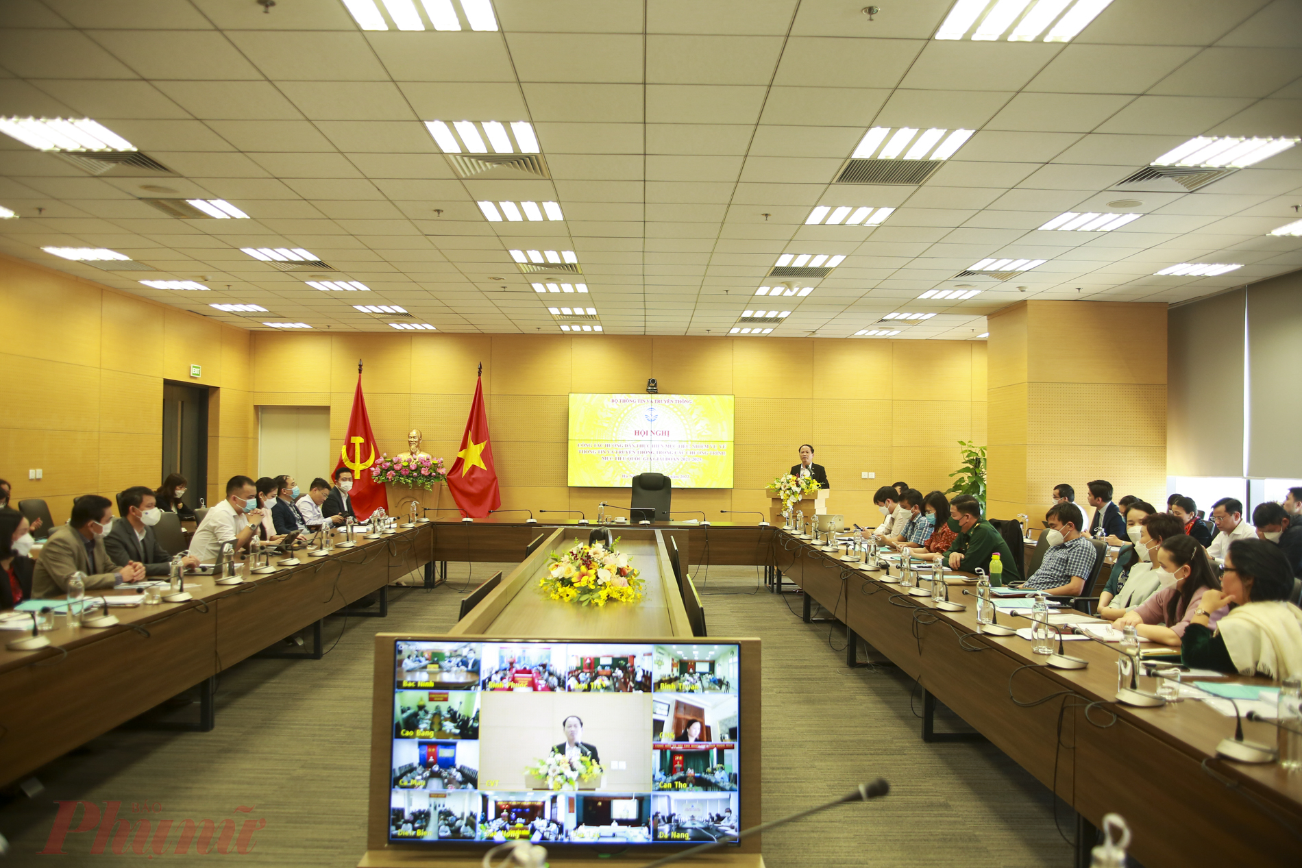 Hội nghị được tổ chức trực tuyến tại Bộ TT&TT với điểm cầu các địa phương trong cả nước. Thứ trưởng Bộ TT&TT Phạm Anh Tuấn chủ trì hội nghị.