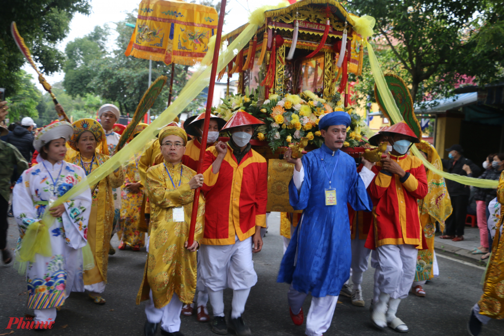 Trong đoàn người rước Thánh Mẫu tại Tổng hội, ngoài những tín đồ Thiên Tiên Thánh Giáo ở Huế còn có rất nhiều du khách ngoại tỉnh. 