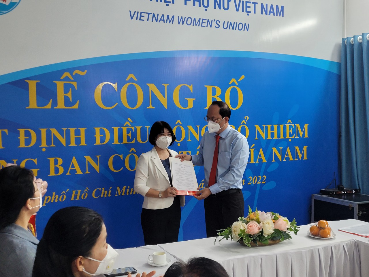 Ông Nguyễn Hồ Hải - Phó Bí thư Thành ủy TP. HCM trao quyết định điều động cán bộ cho bà Trần Thị Huyền Thanh