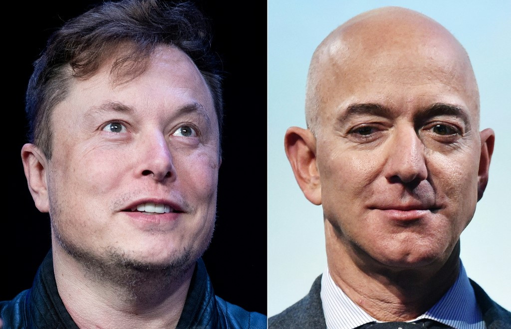 Tỷ phú Elon Musk (trái) đã vượt mặt ông chủ Amazon Jeff Bezos (phải) để trở thành người giàu nhất thế giới