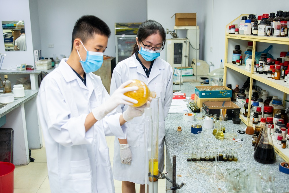Chỉ trong ba năm tại Trung tâm GATE, Tử Minh (trái) đã tham gia vào ba nghiên cứu khoa học lớn - Ảnh: Vinschool