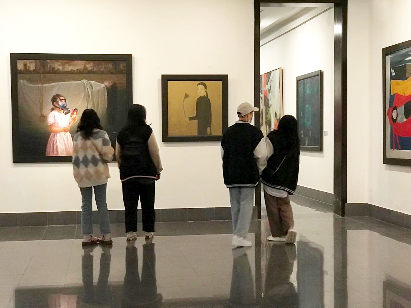 Một góc không gian trưng bày mỹ thuật đương đại tại Bảo tàng Mỹ thuật Việt Nam