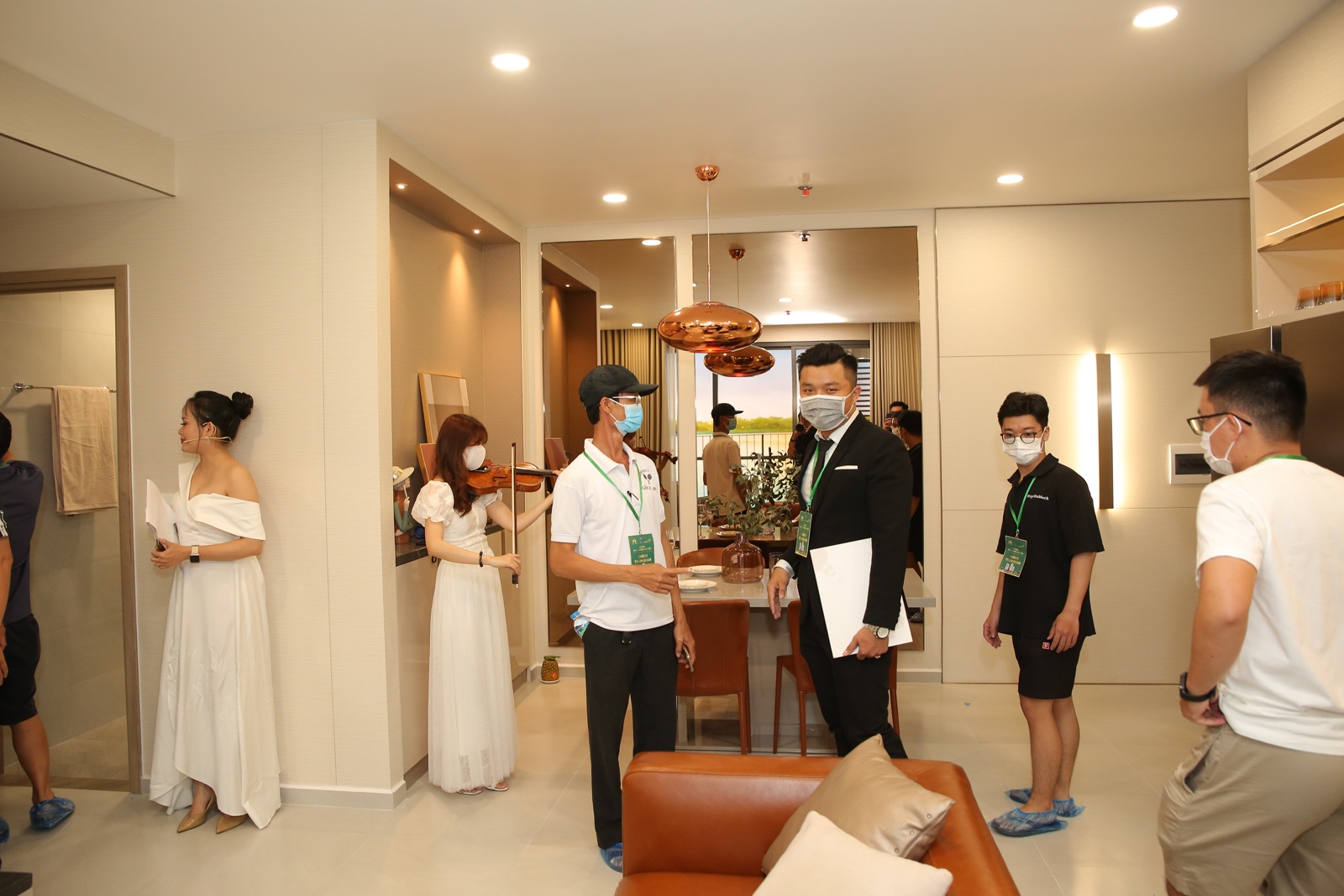 Anh Minh Tuấn hài lòng khi đến tham quan căn hộ mẫu, anh cho biết đang cân nhắc để mua căn 3 phòng ngủ để gia đình ở cùng nhau - Ảnh: MT Eastmark City
