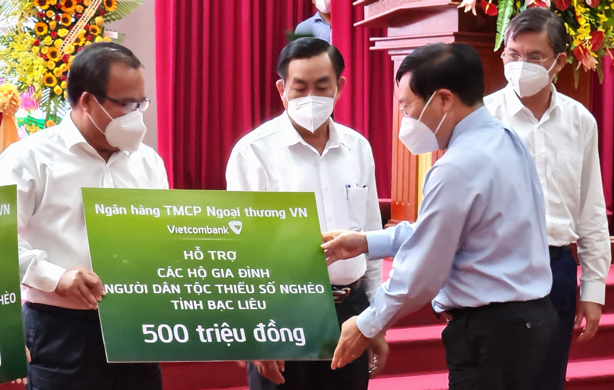 Phó thủ tướng trao kinh phí hỗ trợ gia đình đồng bào các dân tộc thiểu số cho đại diện các địa phương vùng Đồng bằng sông Cửu Long