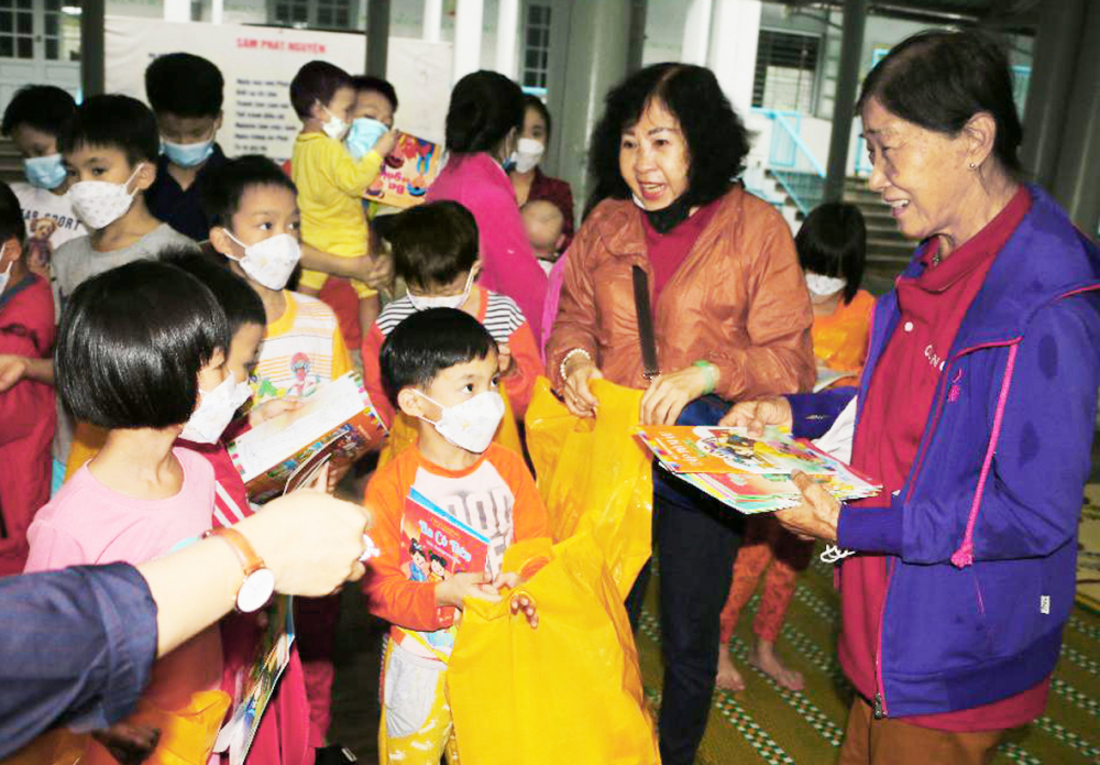 Đoàn tặng quà cho trẻ em  mồ côi ở Huế