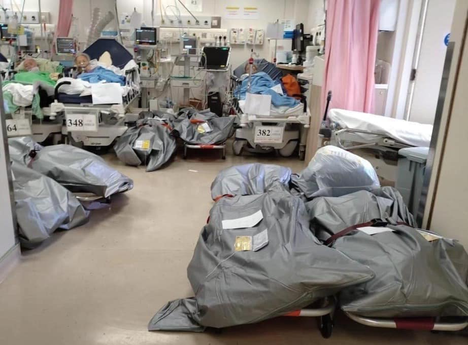 Cảnh bao chứa thi thể được đặt cạnh giường bệnh tại một bệnh viện ở Hồng Kông vào thàng Ba khiến nhiều người không khỏi bị sốc