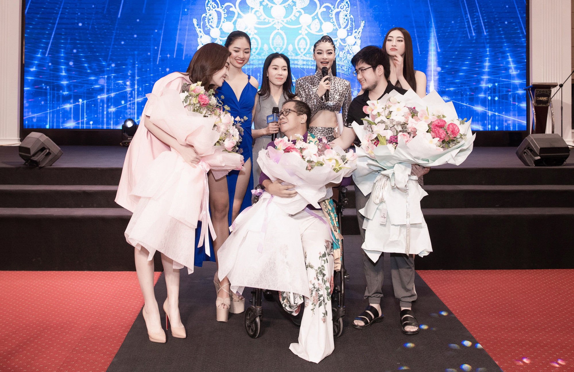 Hoa hậu Đỗ Mỹ Linh, hoa hậu Lương Thuỳ Linh, á hậu Kiều Loan tặng hoa, chụp ảnh cùng ông Anjo Santos trong buổi tái ngộ