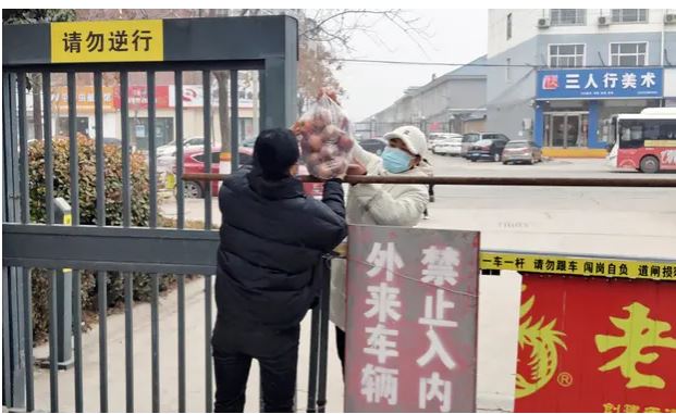 Toàn bộ 26 triệu dân Thượng Hải hiện đang sống trong cảnh phong tỏa vì dịch COVID-19 lây lan nhanh chóng.