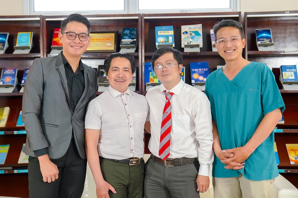 ThS. Nguyễn Hoàng Thanh (thứ hai từ trái sang) trong chương trình NULAB TOUR tại HUTECH- Ảnh: HUTECH